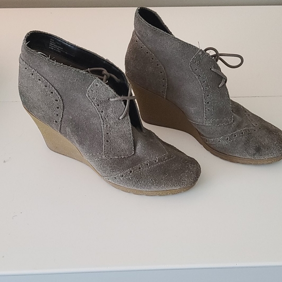 Size 8 Wedge bootie. Grey - Picture 2 of 3